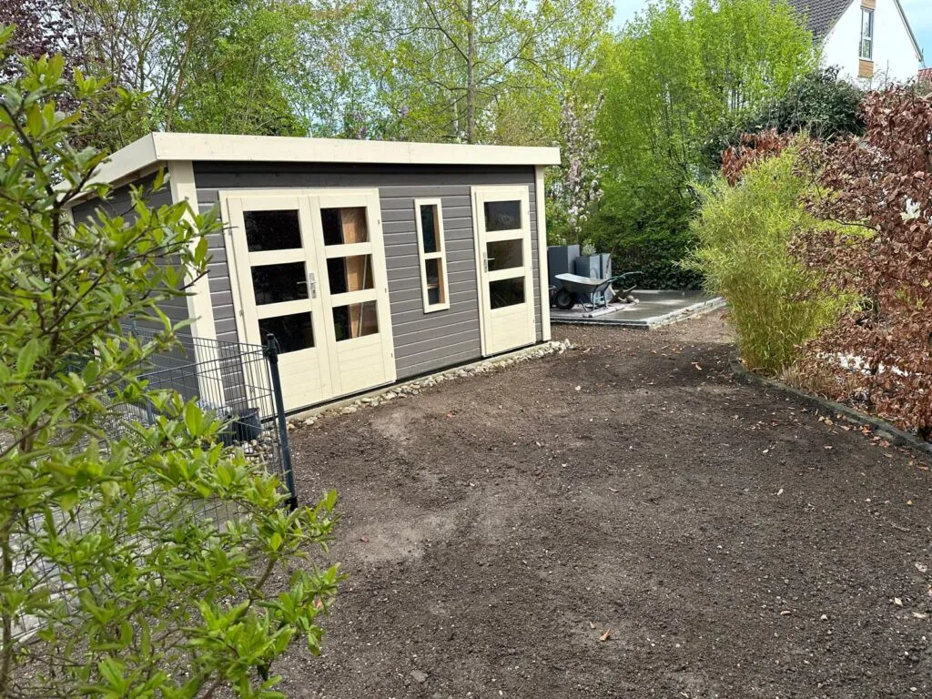 Von Albis Gartenservice angelegte Gartenfläche mit Gartenhaus in Fürstenfeldbruck